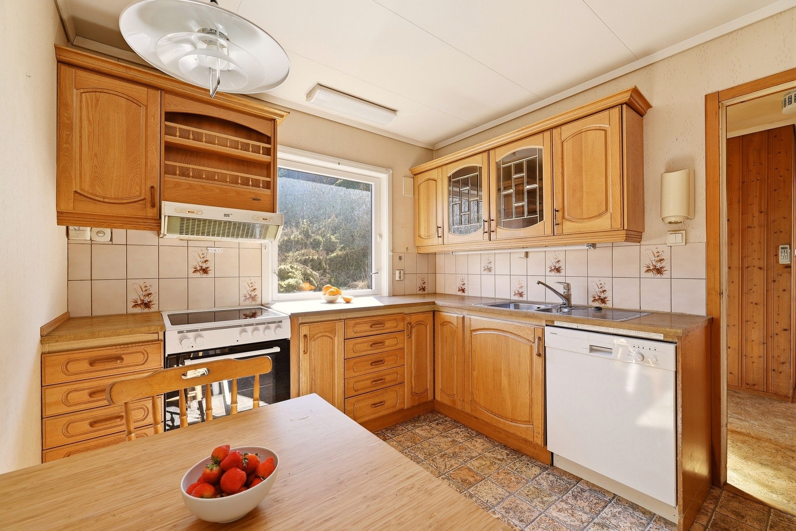 Laminat benkeplate, opplegg for oppvaskmaskin og ventilator. Plass til frokostbord. Galleribilde