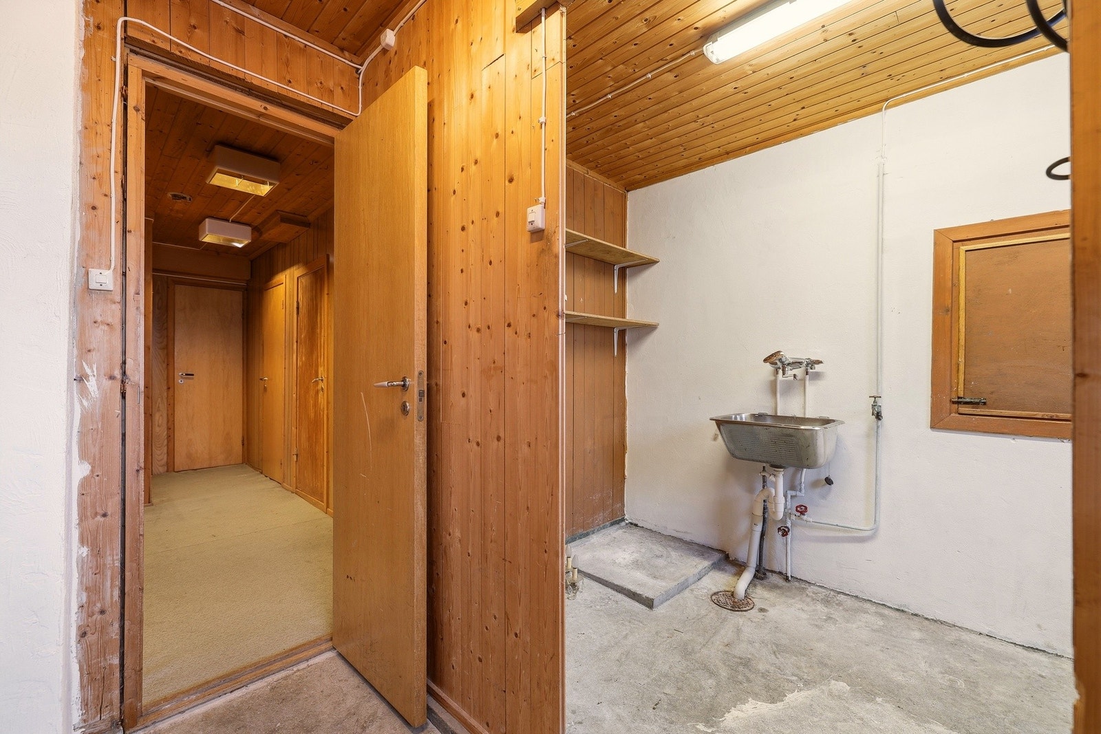 Romslig vaskekjeller som er utstyrt med utslagsvask, hyller og skap, samt opplegg for vaskemaskin. Etasjen har rikelig med bodplass Galleribilde
