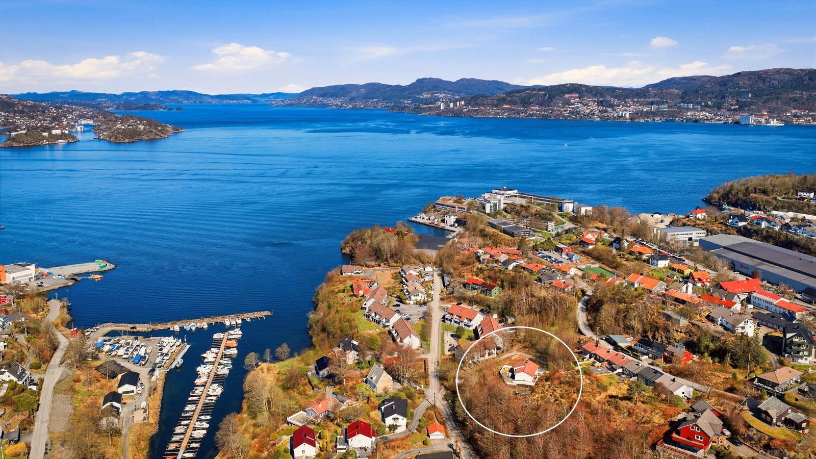 Eiendommen har en attraktiv og sjønær beliggenhet med fantastisk utsikt misunnelsesverdige solforhold! Galleribilde