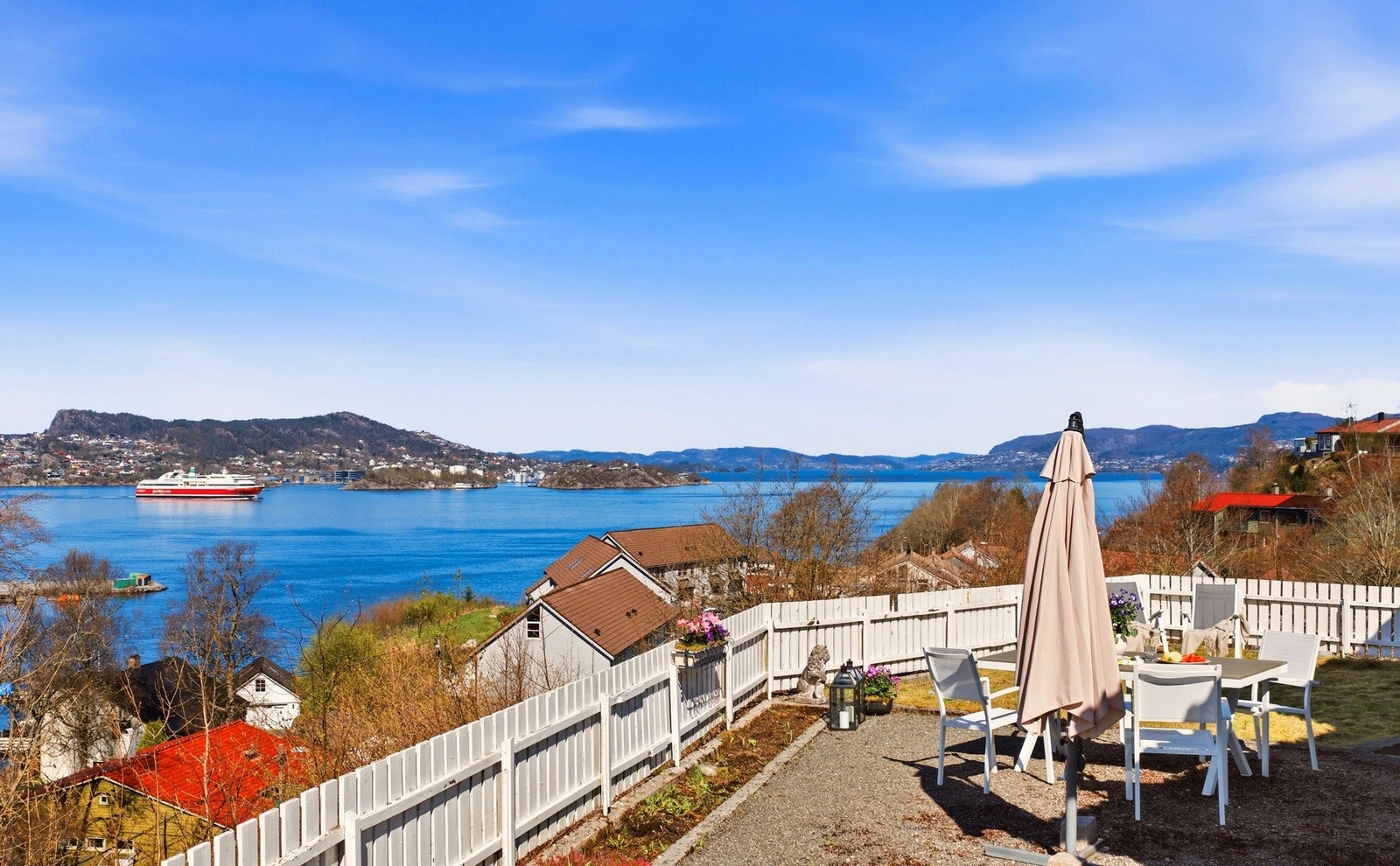 Her kan du følge den levende båttrafikken på fjorden gjennom dagen. Galleribilde