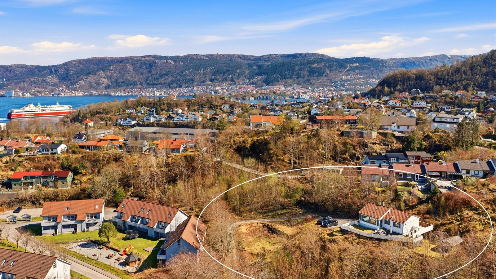 En sjelden mulighet med tomt på over 2,6 mål (fordelt med to bnr.) med rikelig utearealer og stort potensial. Galleribilde