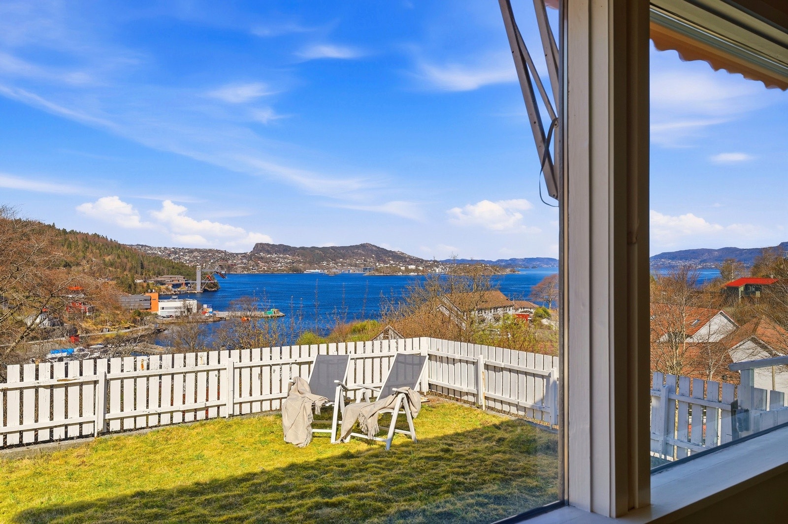 Her ser du mot Gravdalsviken, Byfjorden og omkringliggende fjell Galleribilde