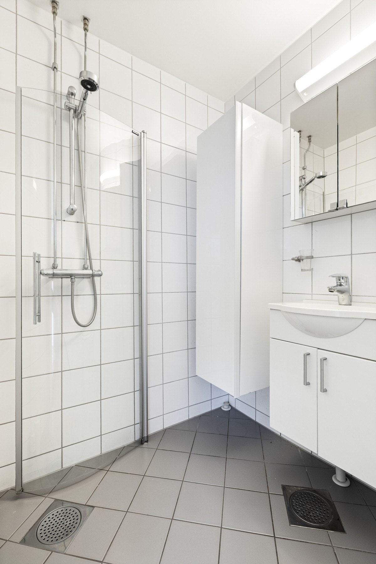 Høyskap til ekstra oppbevaring. Badet har naturlig avtrekk med tilluft under dør. Varmekabler i gulv og downlight-belysning. Galleribilde