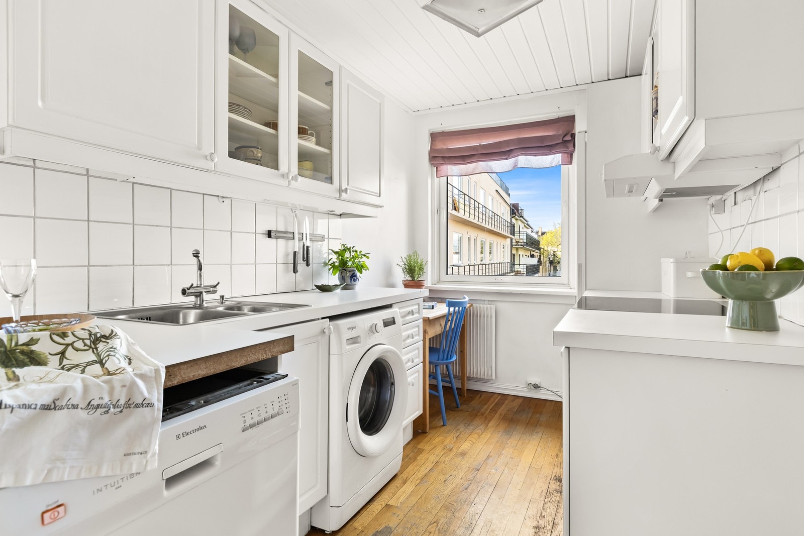 Separat, eldre kjøkken. Kjøkkenet byr på rikelig med skap- og benkeplass, samt benkeplate av laminat. Galleribilde