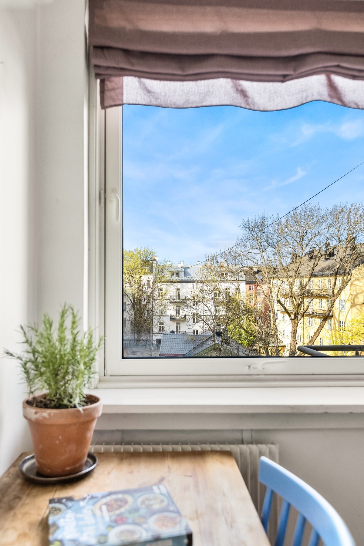 Rommet fremstår lyst luftig med hyggelig spiseplass ved vinduet. Galleribilde