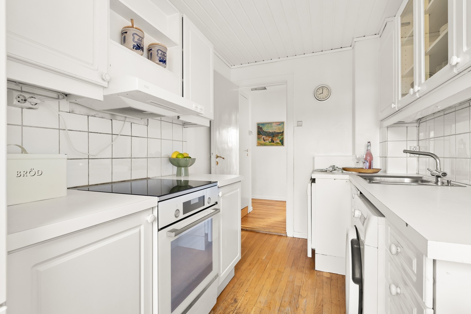 Kjøkkenet er utstyrt med følgende hvitevarer: Komfyr med induksjonstopp fra Bosch, oppvaskmaskin fra Electrolux, kombiskap fra Electrolux, avtrekksvifte fra Franke samt vaskemaskin fra Whirlpool. Galleribilde