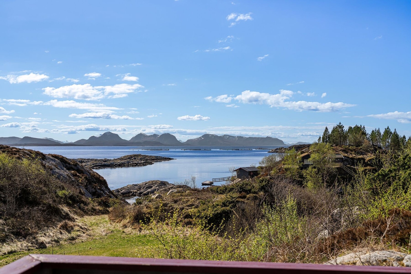 Sørvestvendt terrasse med svært gode solforhold. Galleribilde