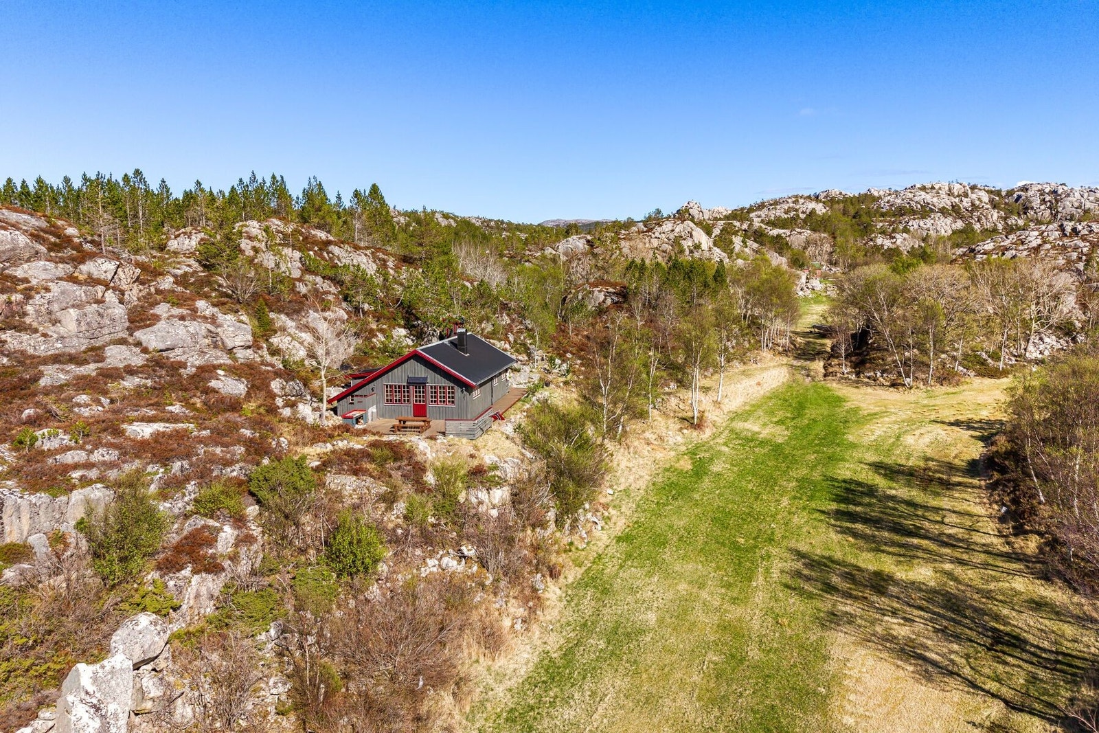 Eiendommen har en fin beliggenhet i et rolig og skjermet område med nærhet til sjøen. Galleribilde