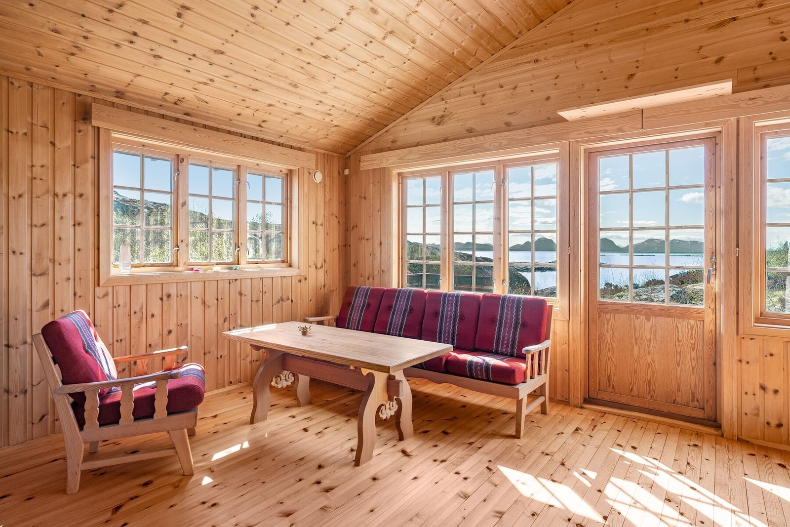 Fra stuen har du direkte utgang til en solrik terrasse. Galleribilde