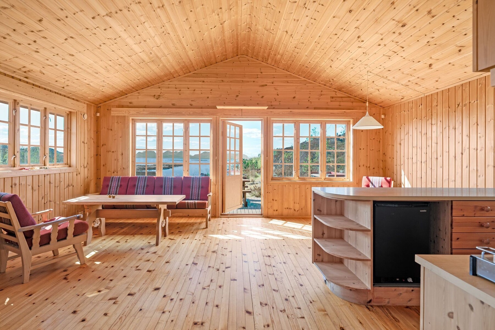 Store vindusflater slipper inn rikelig med naturlig lys og skaper en lys og luftig romfølelse. Galleribilde