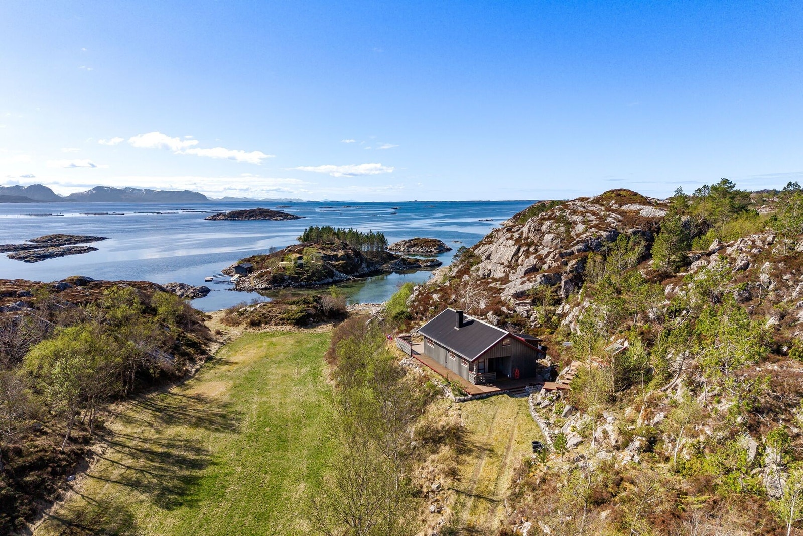 EiendomsMegler 1 ved Anders Keiseraas har gleden av å presentere Engvikveien 18. Foto: Børge Halseth (BH Media). Galleribilde