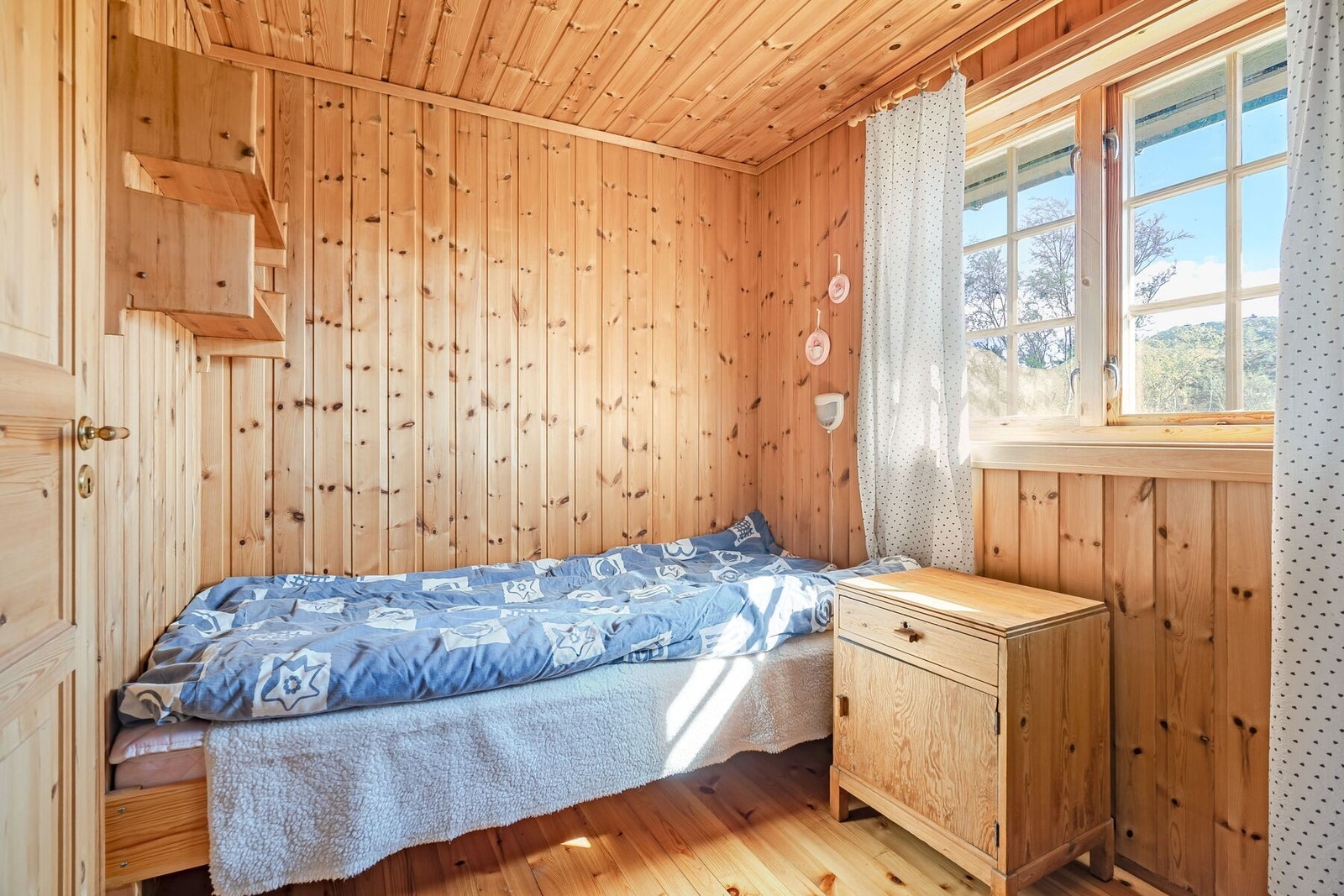 Lyst soverom med tradisjonelt hyttepreg. Galleribilde