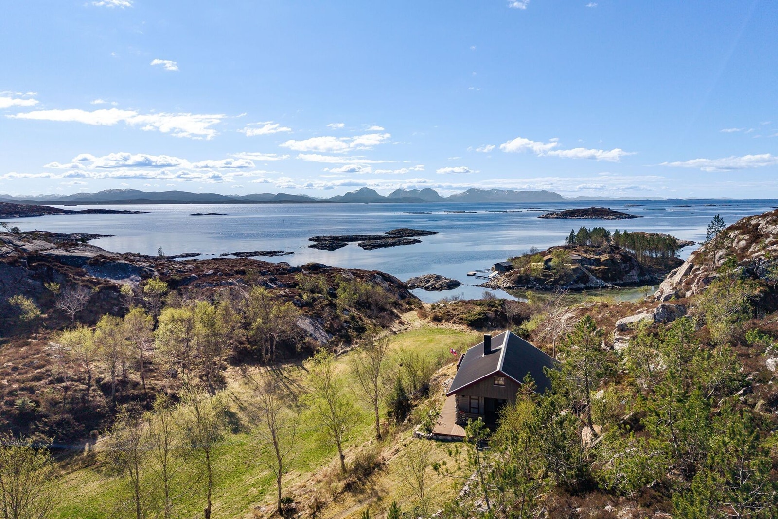 Området er ypperlig for fiske og flotte naturopplevelser. Galleribilde