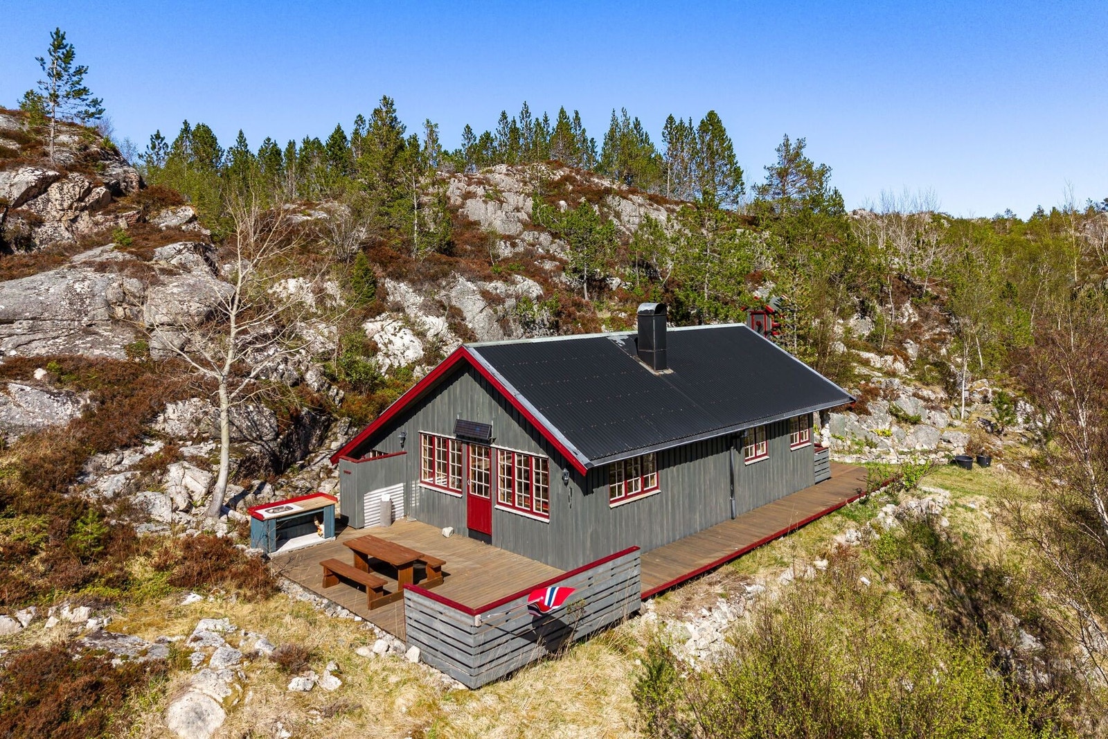 Koselig og velholdt fritidsbolig med beliggenhet i vakre og naturskjønne omgivelser. Galleribilde