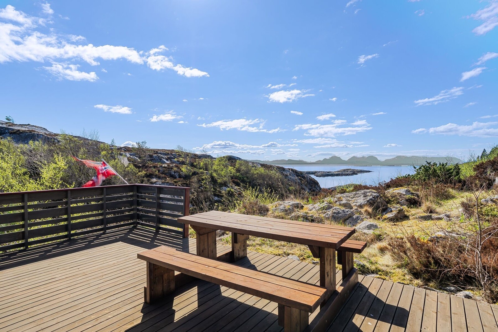 Terrasse med plass til ønsket sittegruppe og flott utsyn mot sjø og natur. Galleribilde