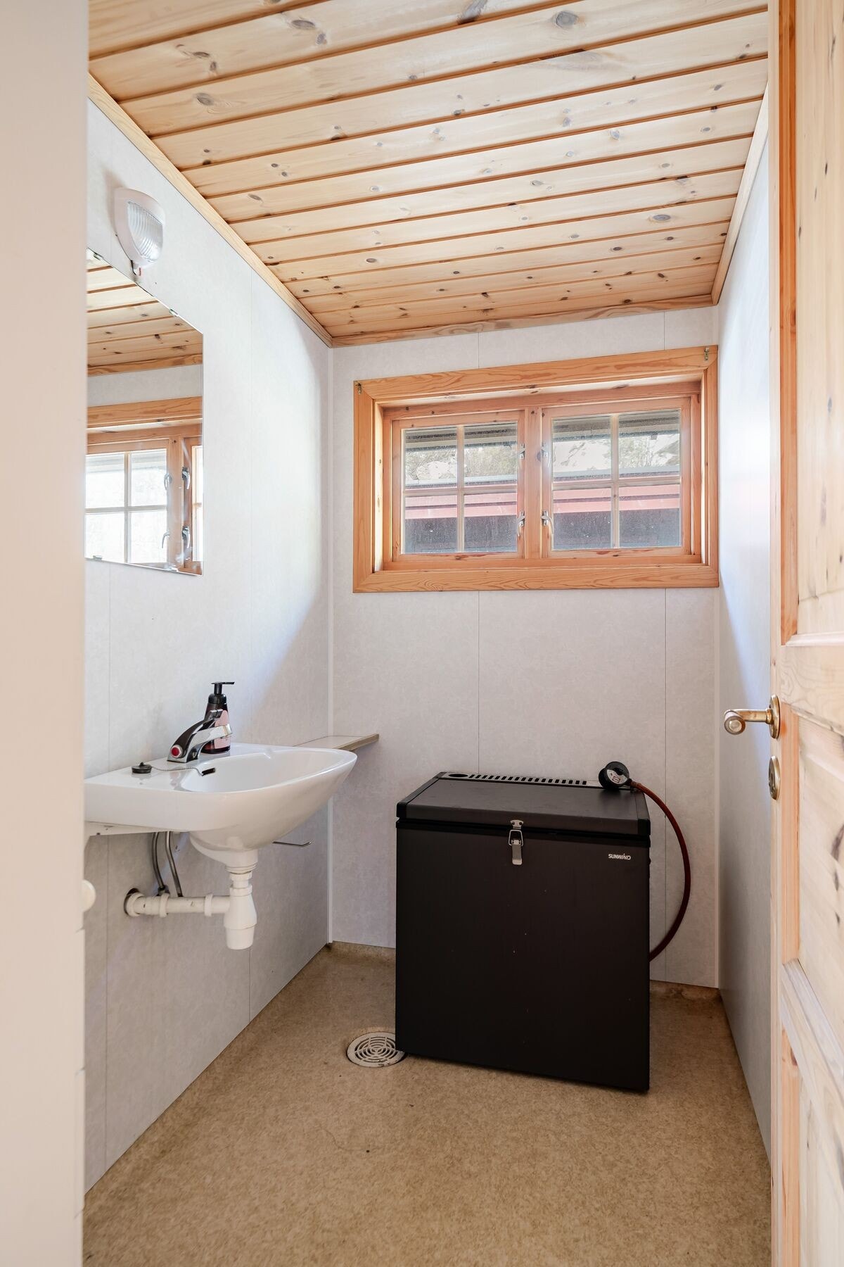 Disponibelt rom utstyrt med servant og propanfryser. Galleribilde