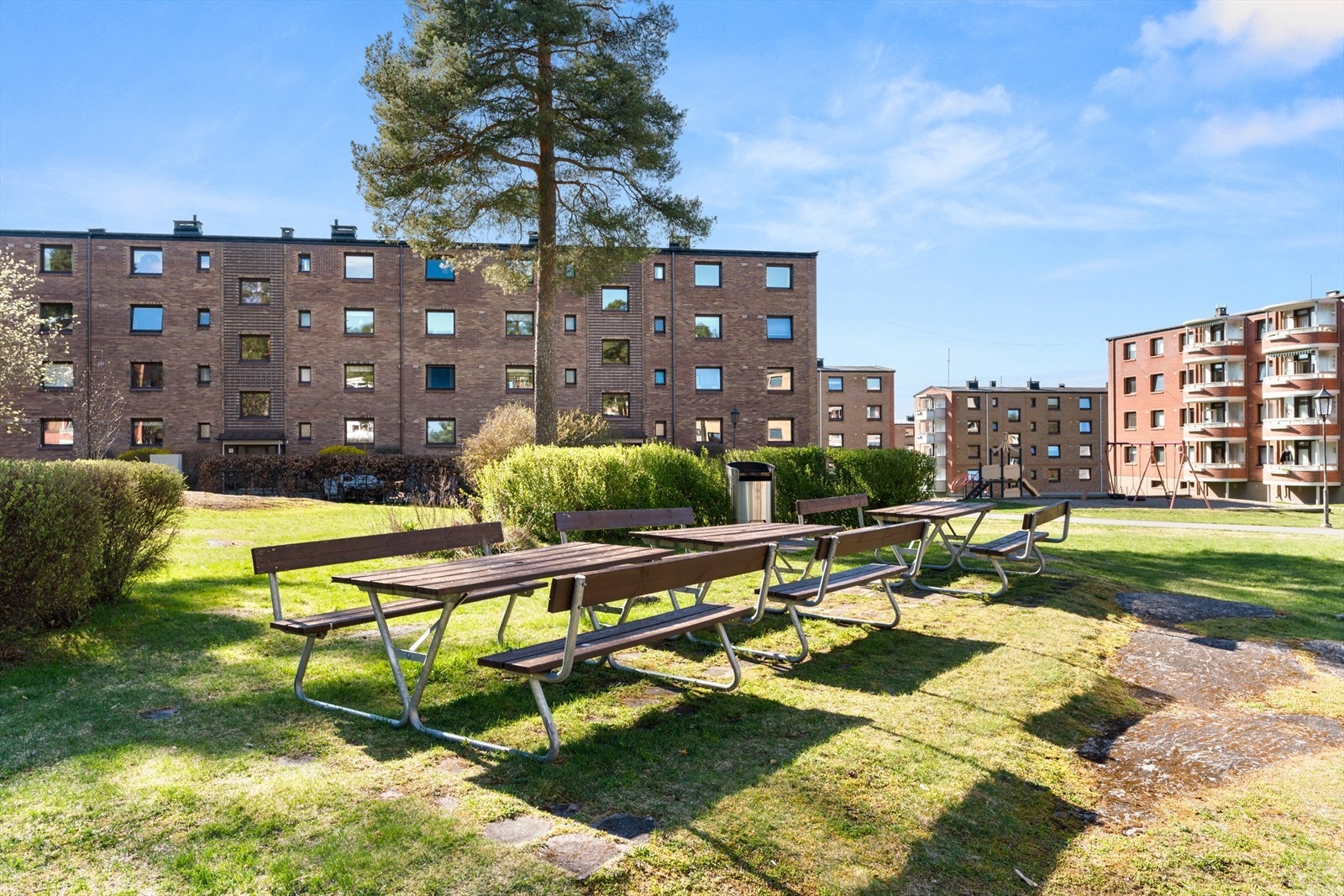 Borettslaget har velholdte fellesarealer med sittegrupper og lekeplasser. Galleribilde
