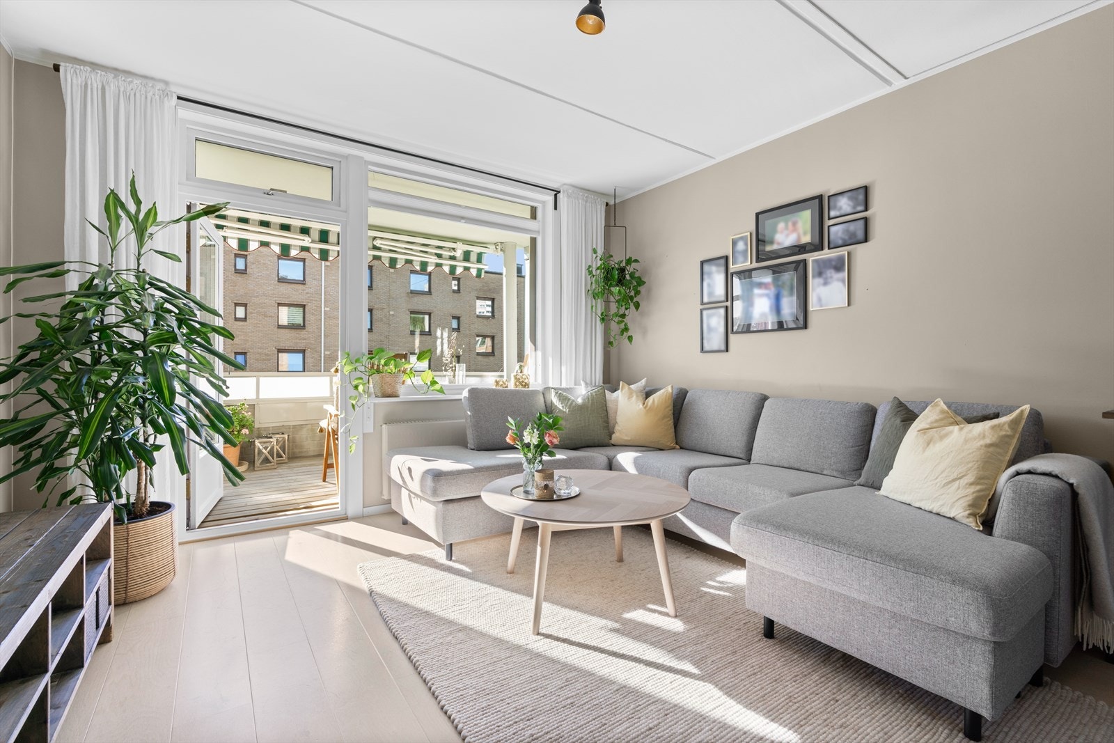Gjennomgående og velholdt 4-roms andelsleilighet med praktisk beliggenhet i byggets første etasje. Galleribilde