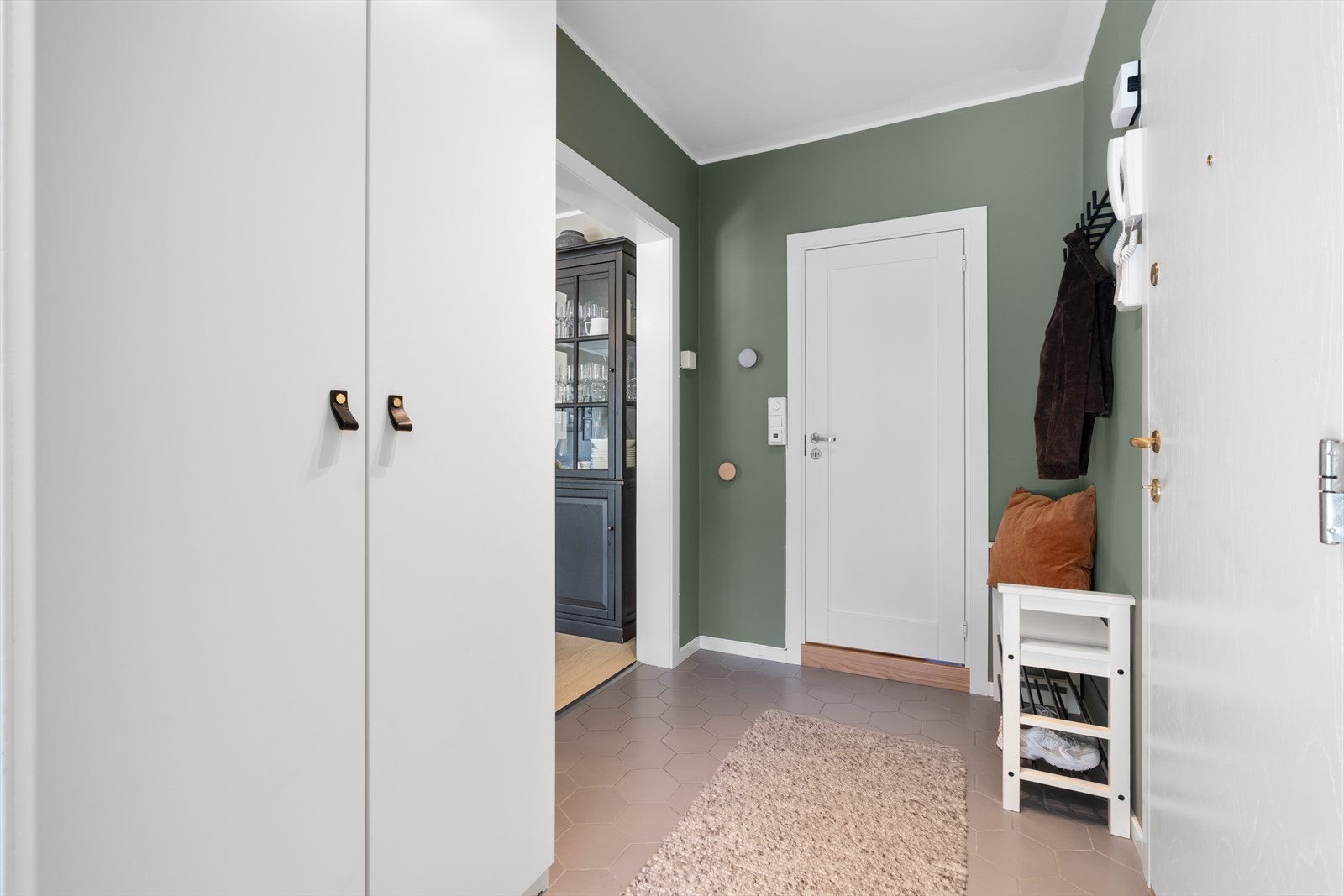 Entréen har et praktisk garderobeskap som sørger for ryddig og funksjonell oppbevaring av yttertøy og sko. Galleribilde