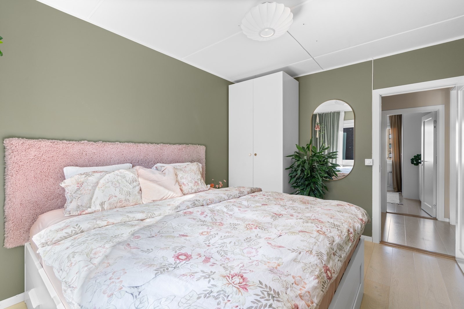 Hovedsoverommet har god plass til dobbeltseng og oppbevaring. Galleribilde