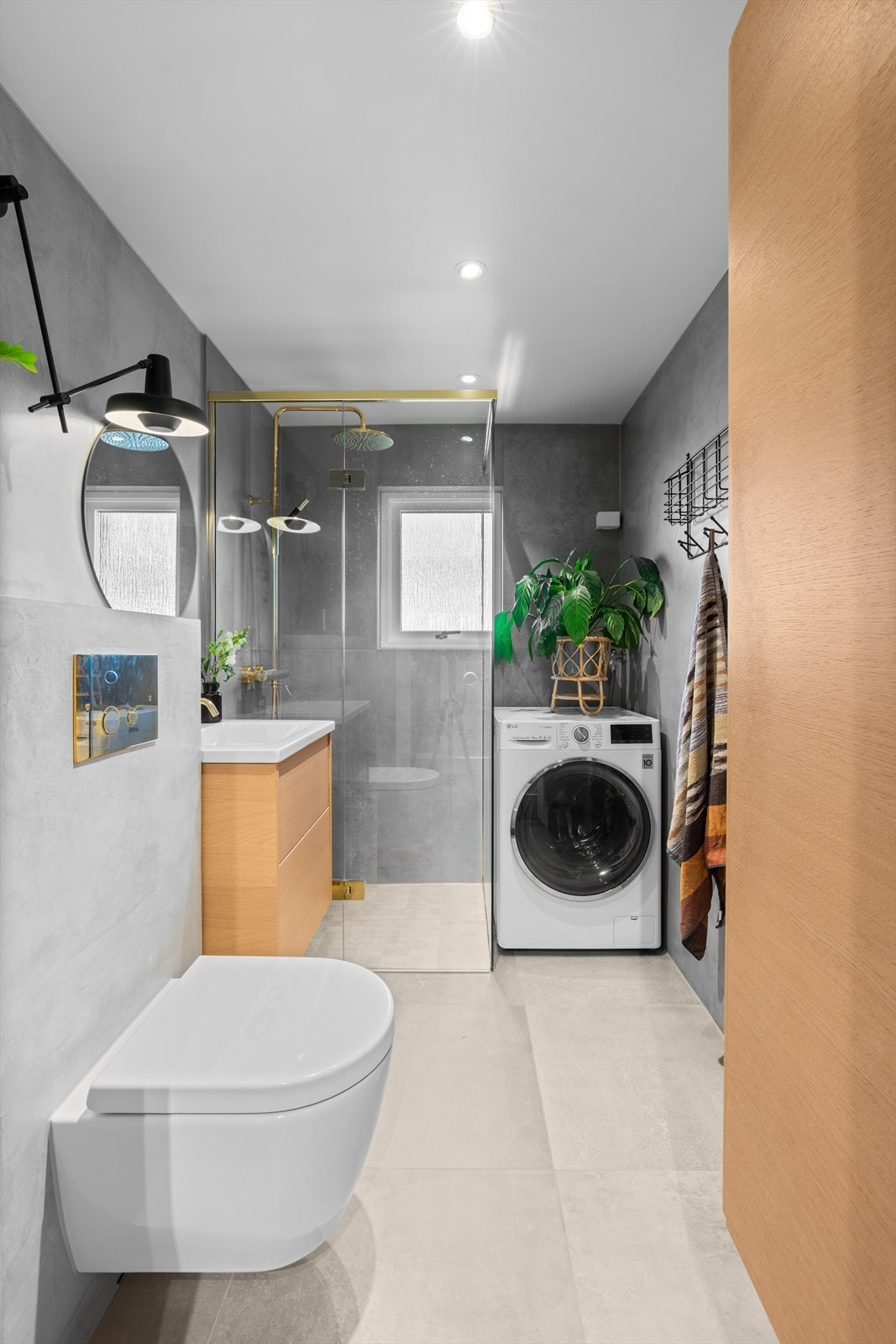Badet ble pusset opp i 2019. Her er det varmekabler i gulvet, innfelt belysning i himlingen og opplegg for vaskemaskin. Galleribilde