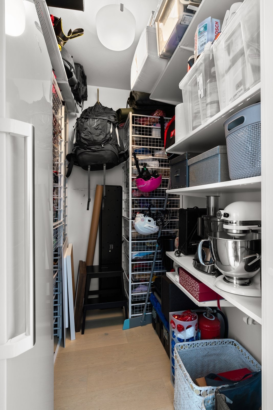 Leiligheten har gode lagringsmuligheter i både innvendig bod samt ekstern kjellerbod på ca. 4 m² som disponeres av andelen. Galleribilde