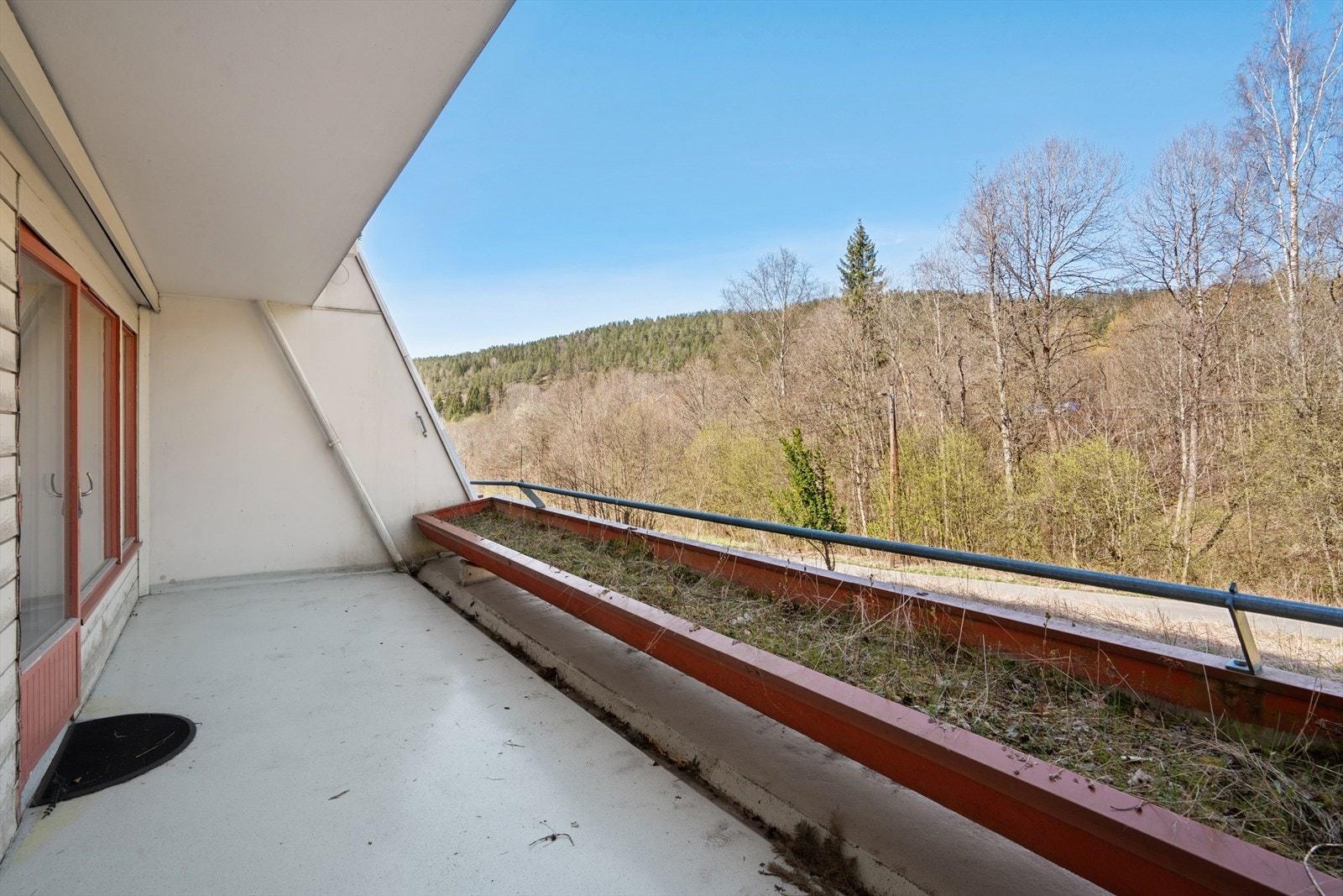 Leiligheten ligger i byggets 1. underetasje på bakkenivå og kan skilte med både balkong og terrasse! Galleribilde