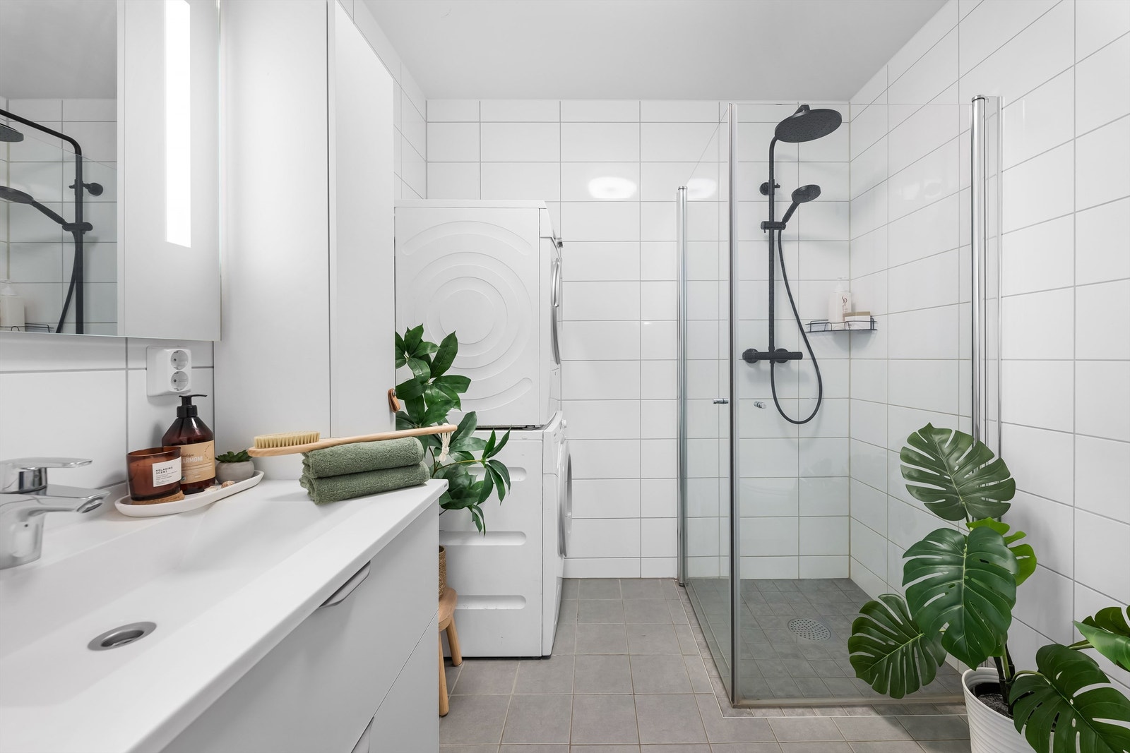 Badet er innredet med baderomsmøbler fra HTH, dusjhjørne og vegghengt toalett Galleribilde