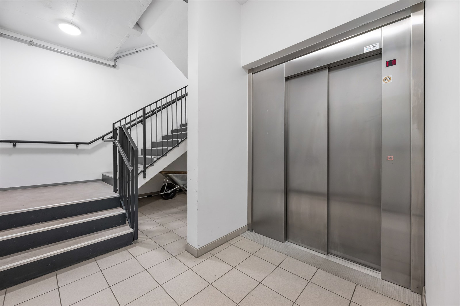 Fine fellesområder med enkel tilkomst til takterrasen via heis Galleribilde