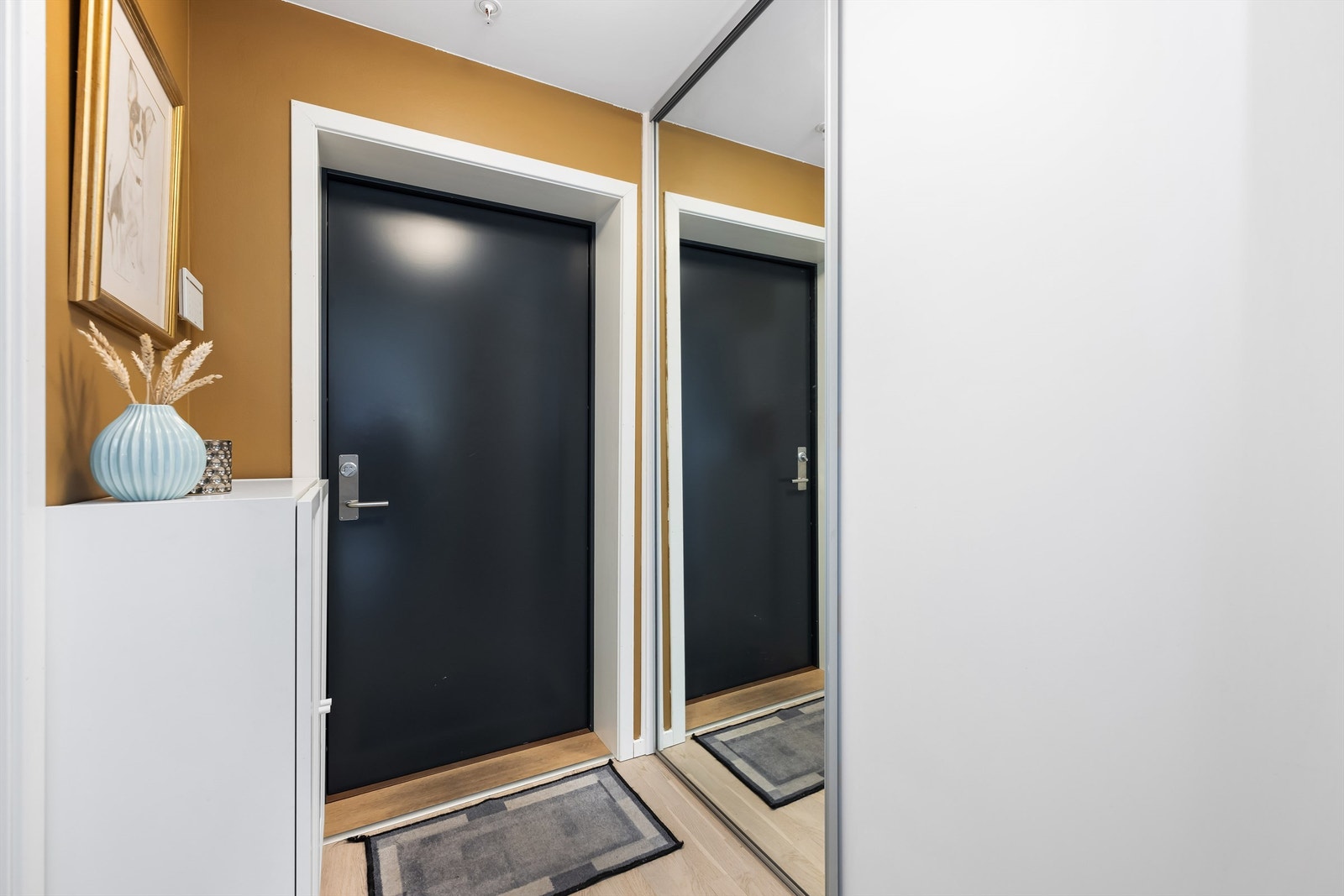 Entrè med skyvedørsgarderobe Galleribilde