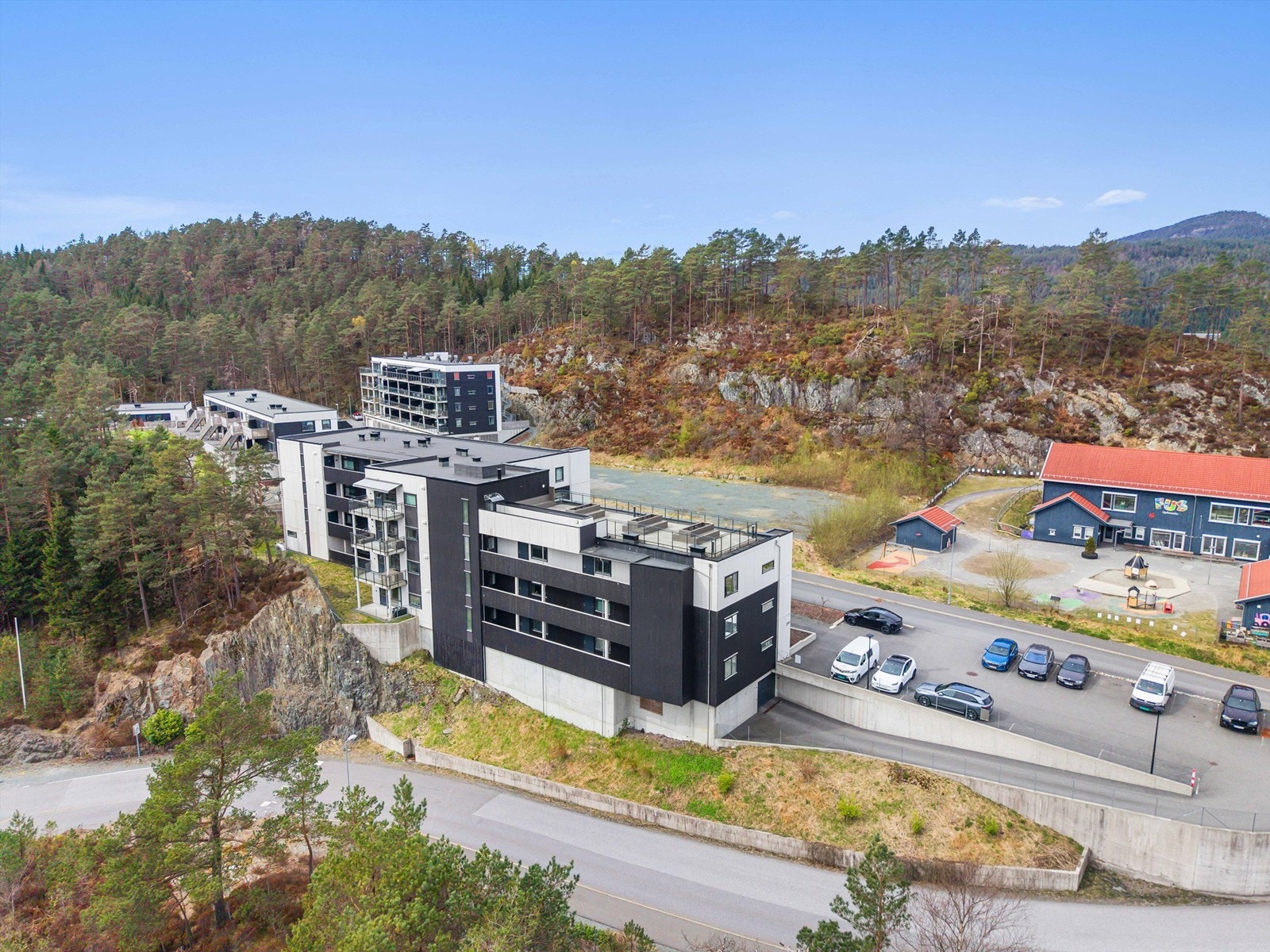 Her bor du med naturen som nærmeste nabo. Felles garasjeanlegg i underetasjen med enkel tilkomst med heis. Galleribilde