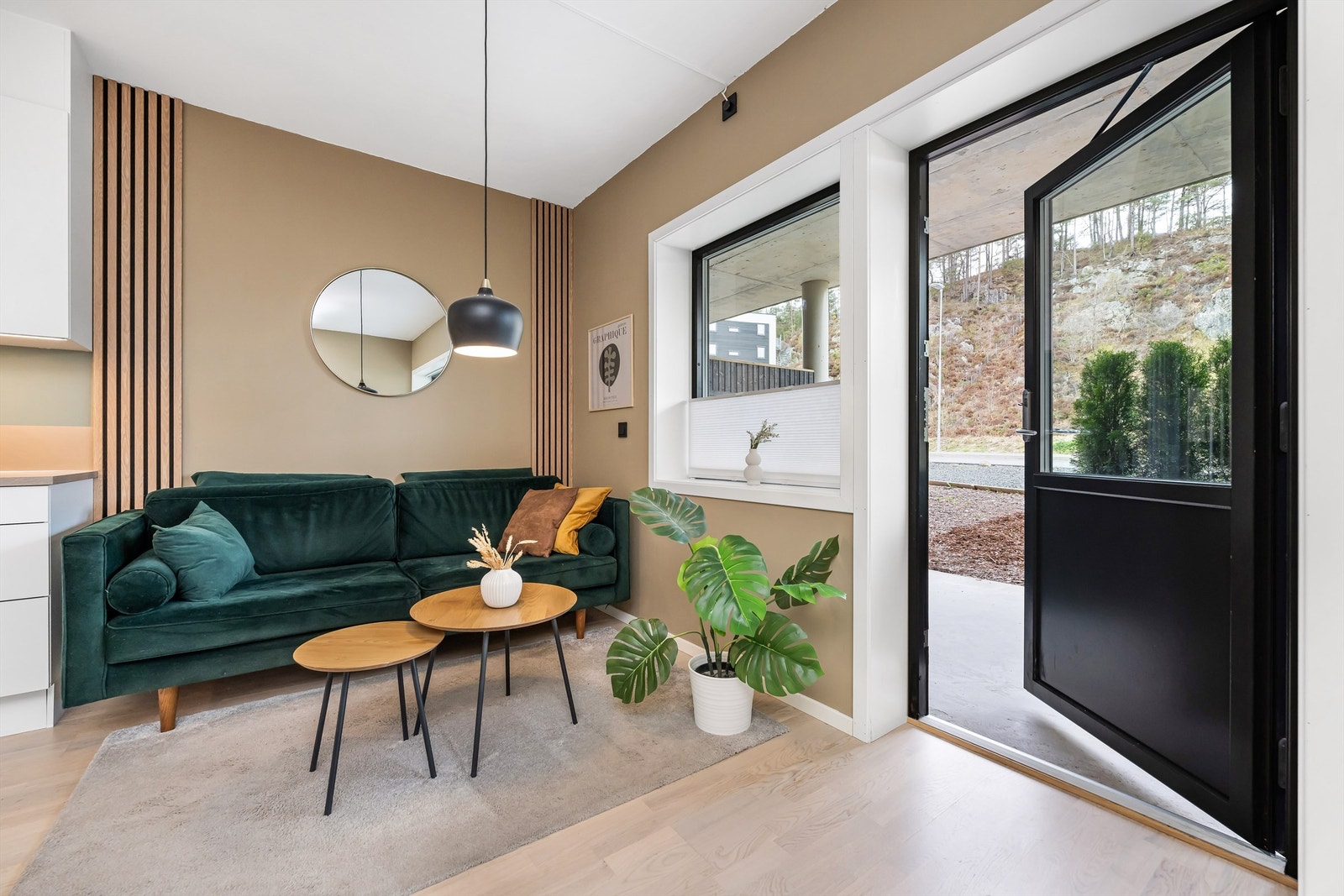 Fra stuen er det utgang til stor terrasse Galleribilde