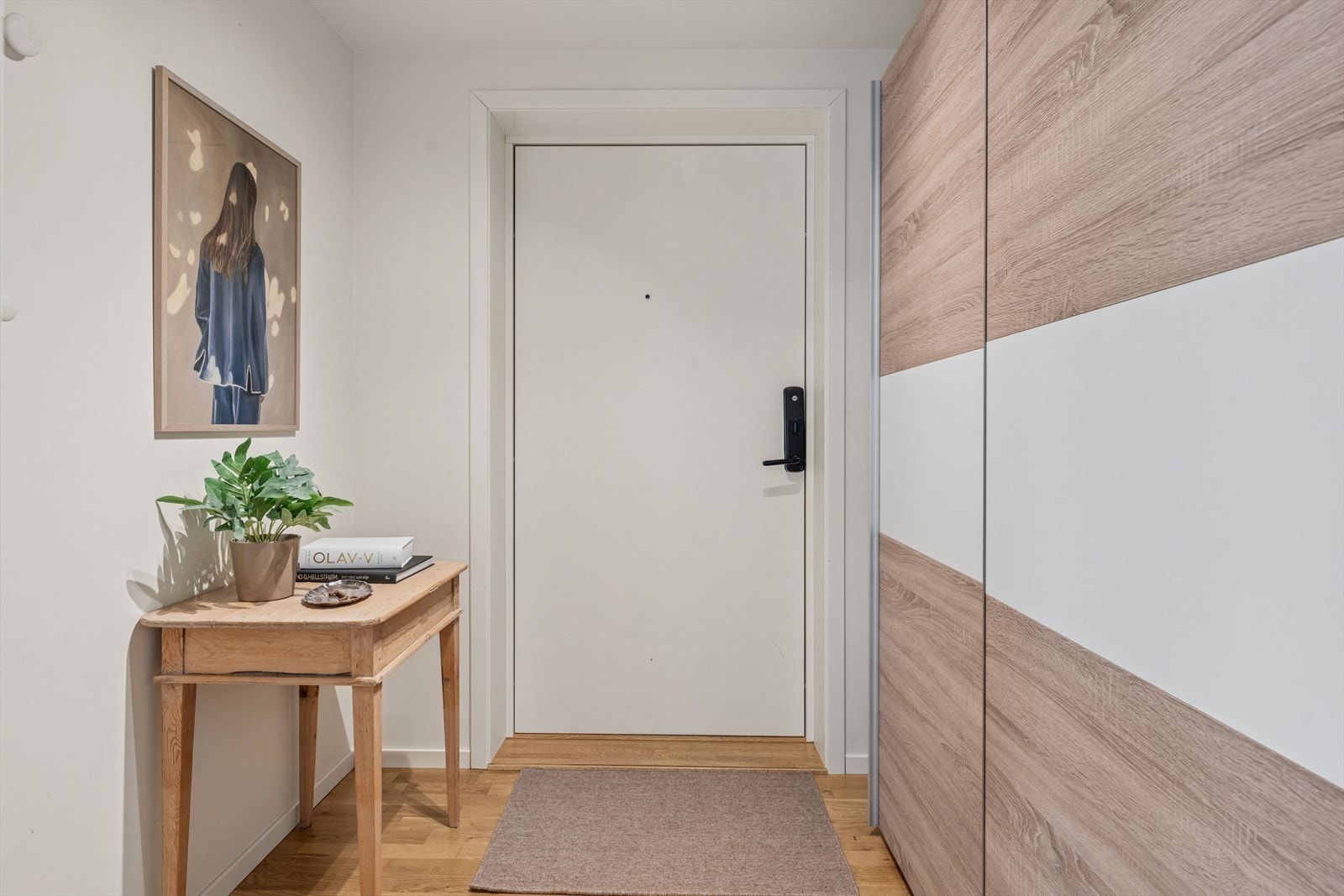 Du ønskes velkommen inn i en lys entré utstyrt med stor skyvedørsgarderobe som gir god lagringsplass til yttertøy og sko. Galleribilde