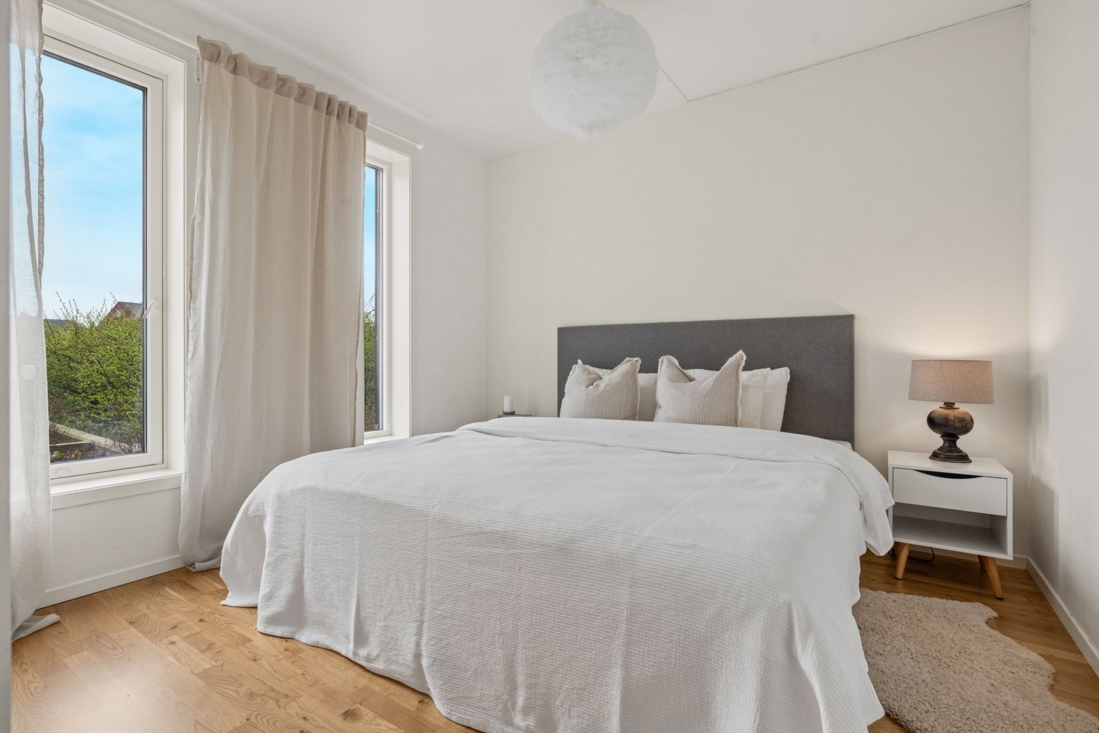 Leiligheten har to soverom. Hovedsoverommet er av god størrelse og er utstyrt med garderobe som gir god lagringsplass. I tillegg har man god plass til dobbeltseng. Galleribilde