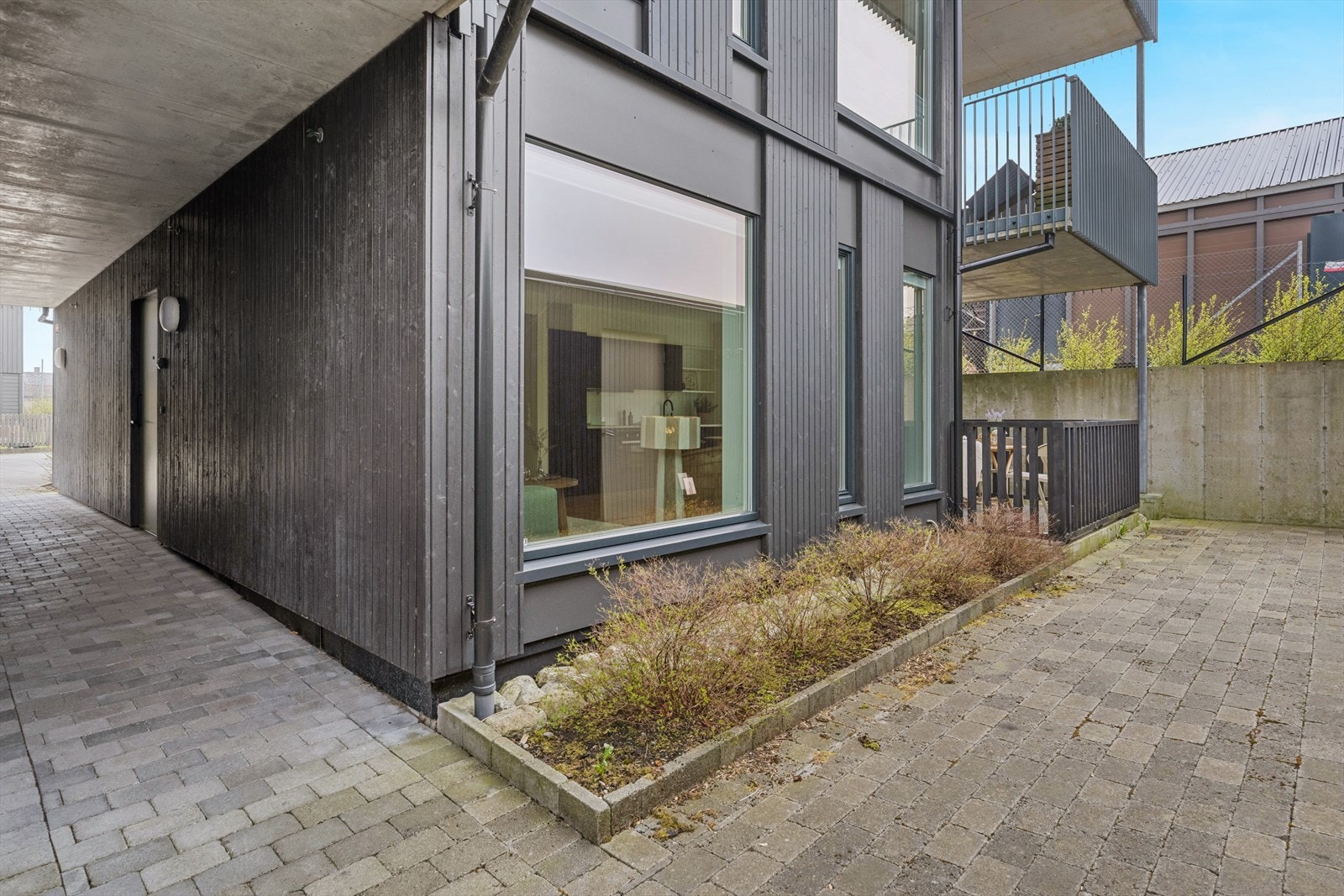 Leiligheten ligger fint til på bakkeplan og har enkel adkomst. Leiligheten disponerer også en ekstern bod på ca. 5 kvm og parkering i garasjeanlegg. Galleribilde