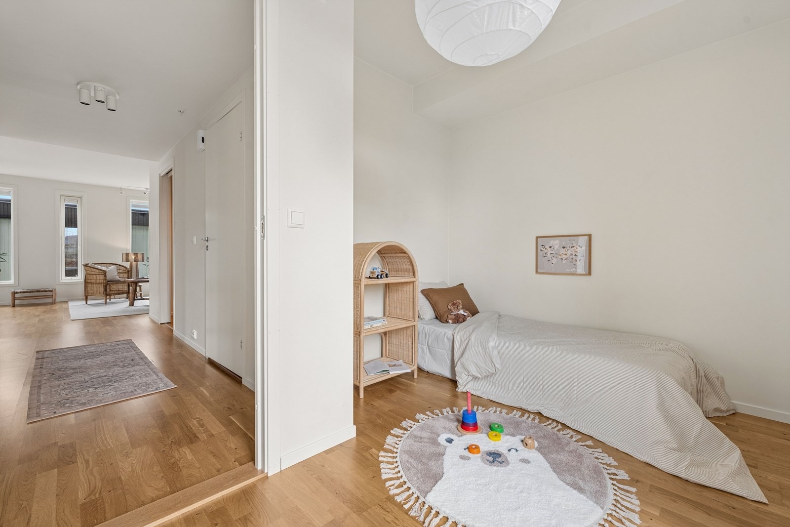 Det andre soverommet er også romslig og egner seg godt som barnerom, gjesterom, kontor eller lignende. Også her har man god plass til å møblere med garderobe og seng. Galleribilde