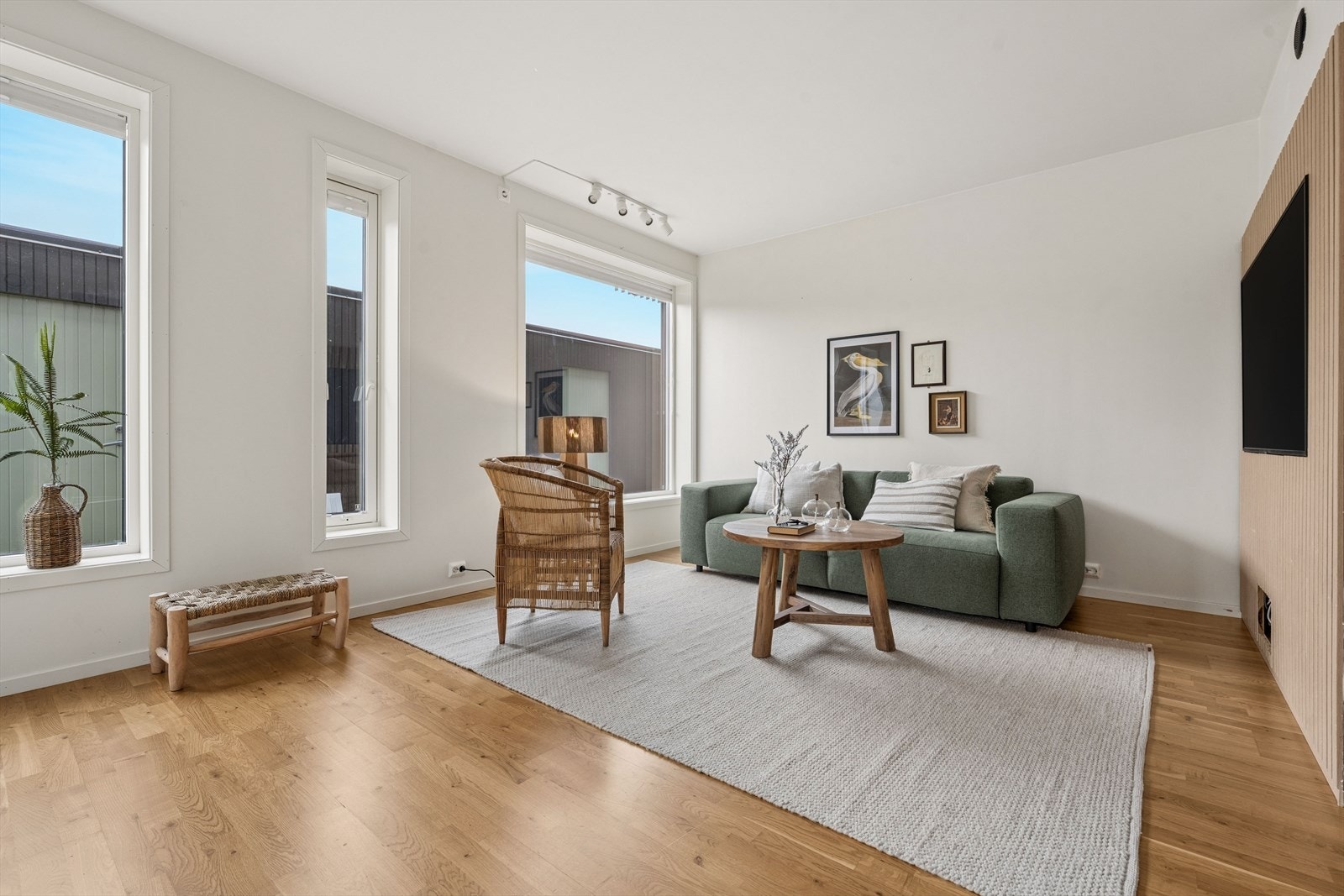 Her har man god plass til å møblere med både sofa og spisegruppe. Galleribilde