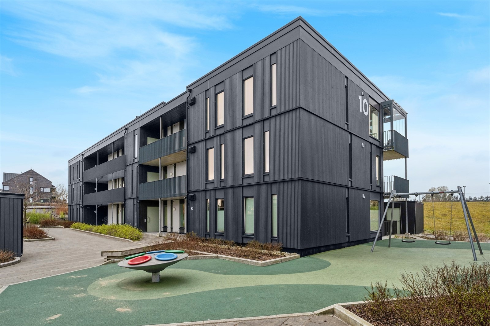 Området rundt boligbygget er flott opparbeidet med grøntarealer og lekeplass. Et kjekt område hvor både store og små vil trives! Galleribilde