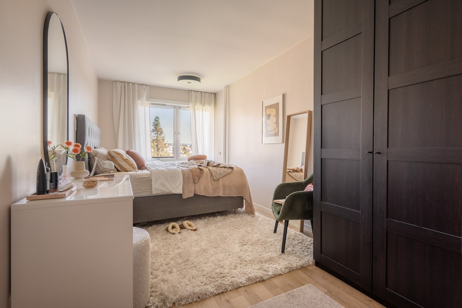 Rommet får rikelig med naturlig lysinnslipp fra stort vindu. Galleribilde