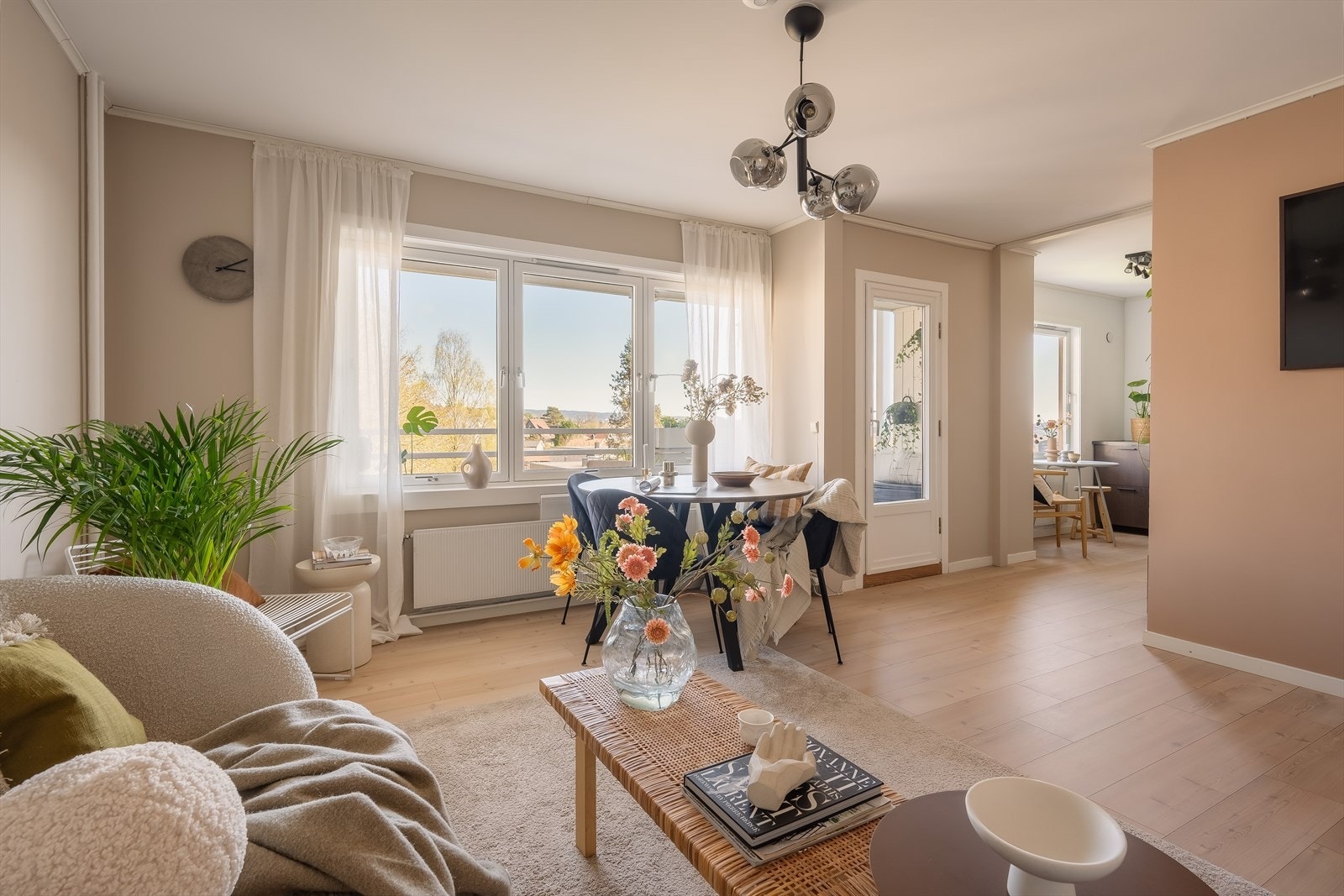 Den praktiske utformingen gir gode muligheter for innredning i ulike soner, med både sofagruppe og spisestue. Galleribilde