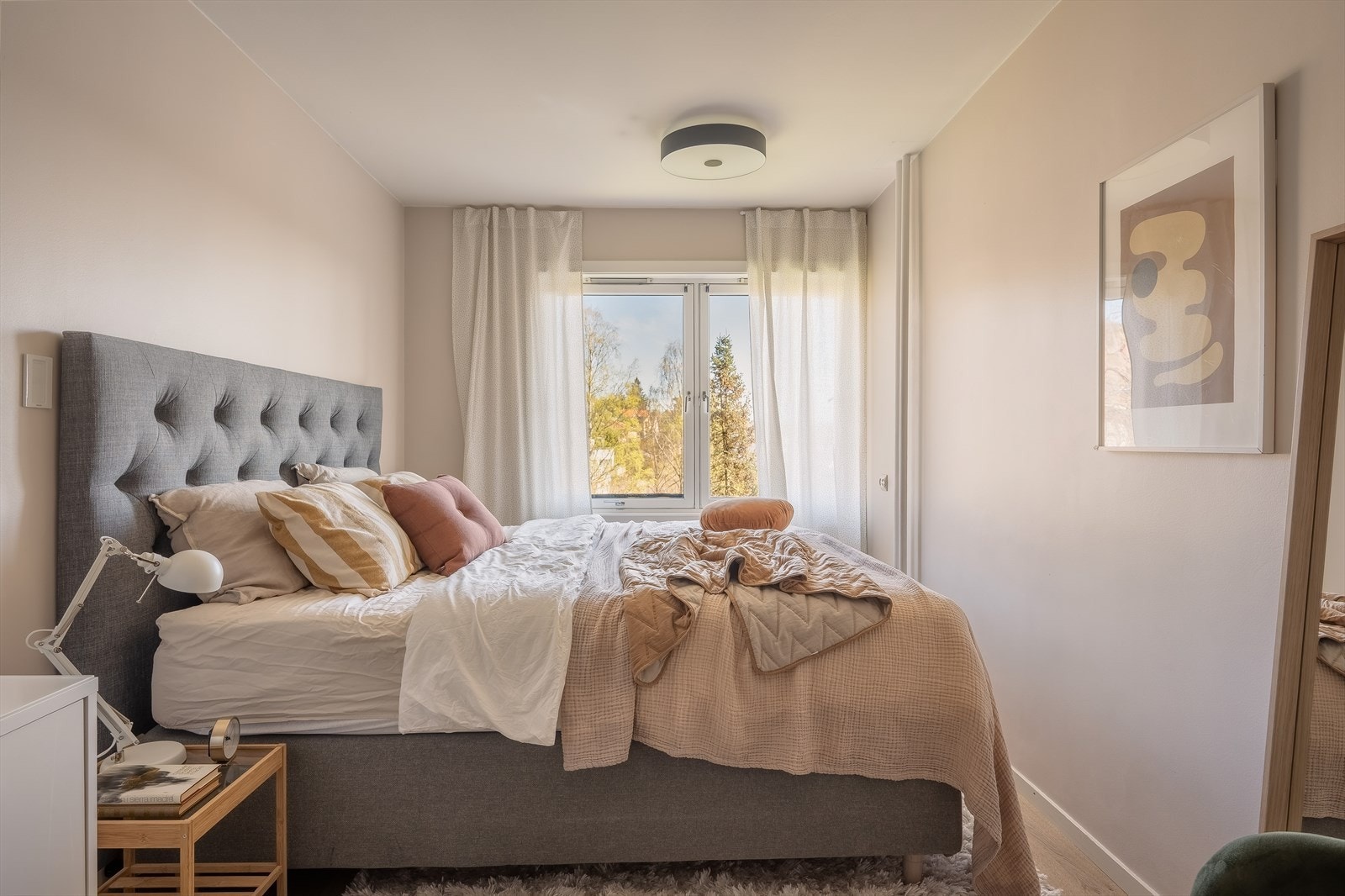Hovedsoverommet er romslig, med god plass til dobbeltseng og nattbord. Galleribilde