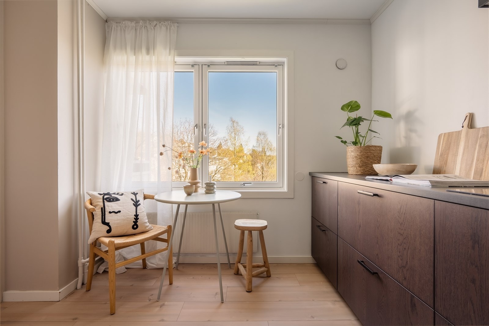 I hjørnet har du rom for et eget, mindre spisebord - perfekt for en kjapp frokost! Galleribilde