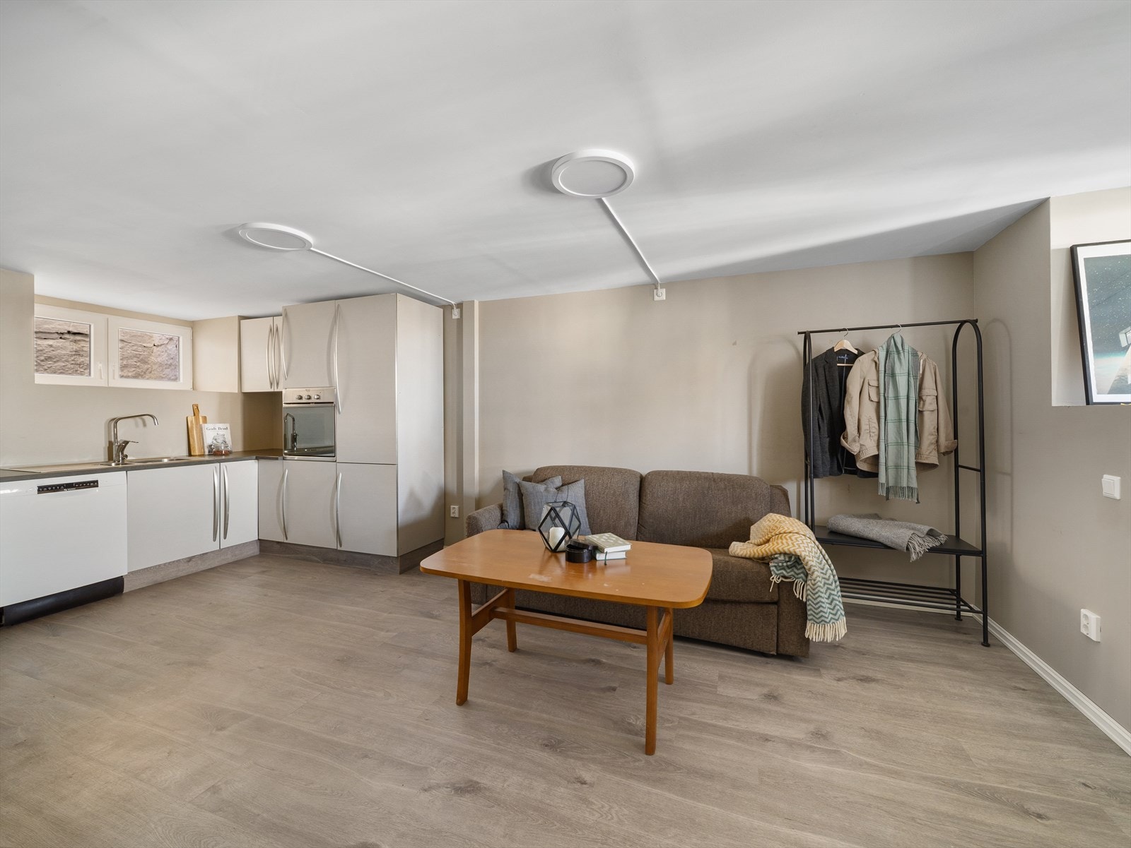 Stuen er romslig med plass til å innrede med sofagruppe og et lite spisebord. Galleribilde