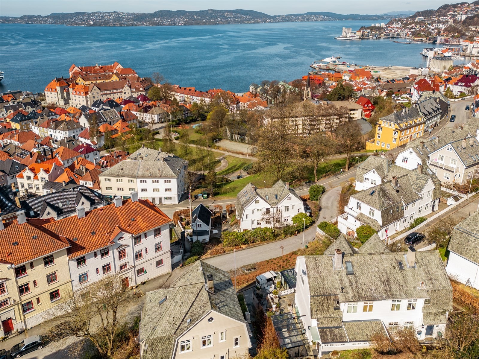 Det er kun få minutters gange til Bryggen og ellers alt sentrum har å by på. Galleribilde