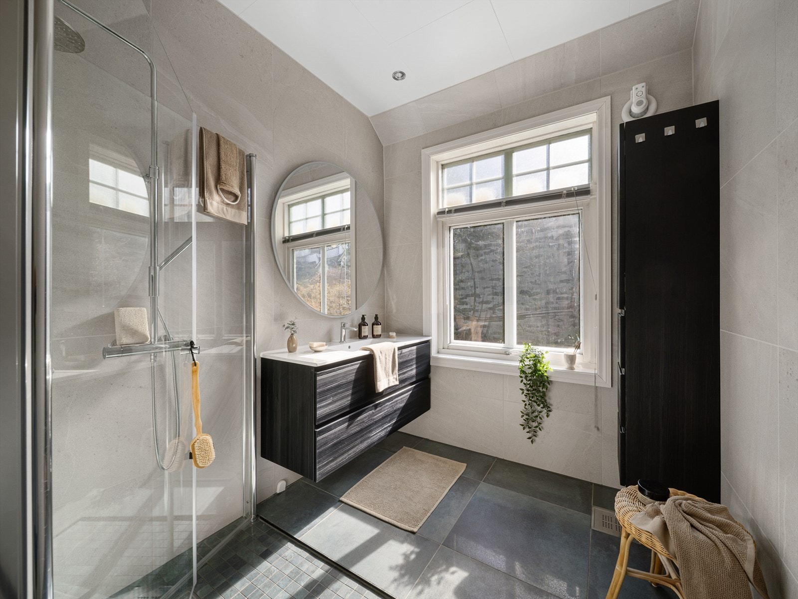Badet ble pusset opp i 2021 og har fliser på gulv og vegger. Galleribilde