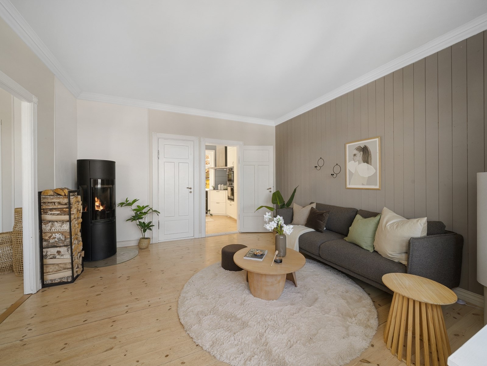 Stuedelen inneholder en peisovn fra 2019 som varmer godt på kalde dager. Galleribilde