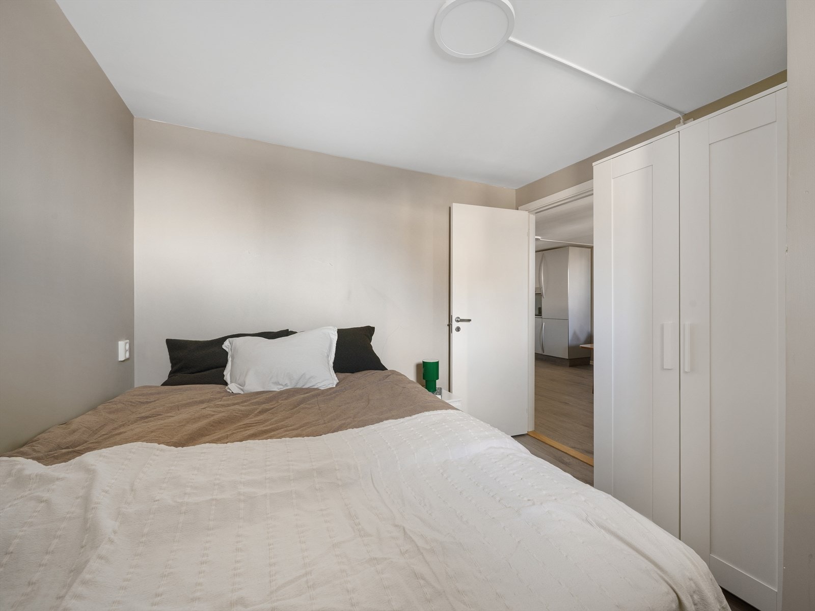 Rommet er innredet med et garderobeskap. Galleribilde