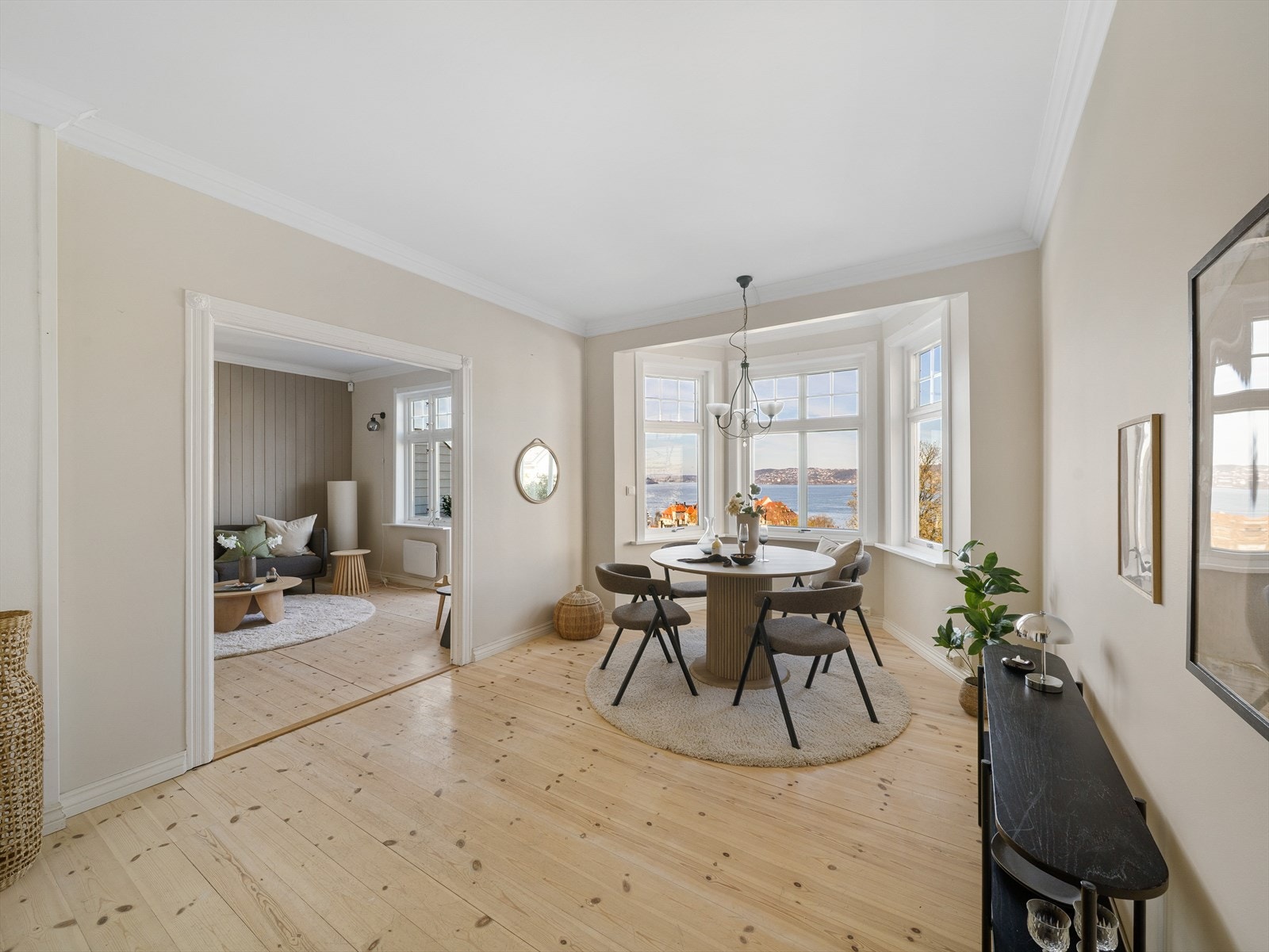 Overflatene består av malte vegger i lyse og behagelige farger og tregulv. Galleribilde