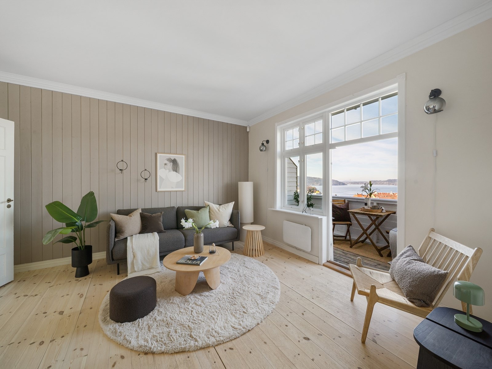 Fra stuen er det er utgang til en koselig altan på ca. 5,55 m² med nydelig utsikt mot Byfjorden og omkringliggende områder. Galleribilde