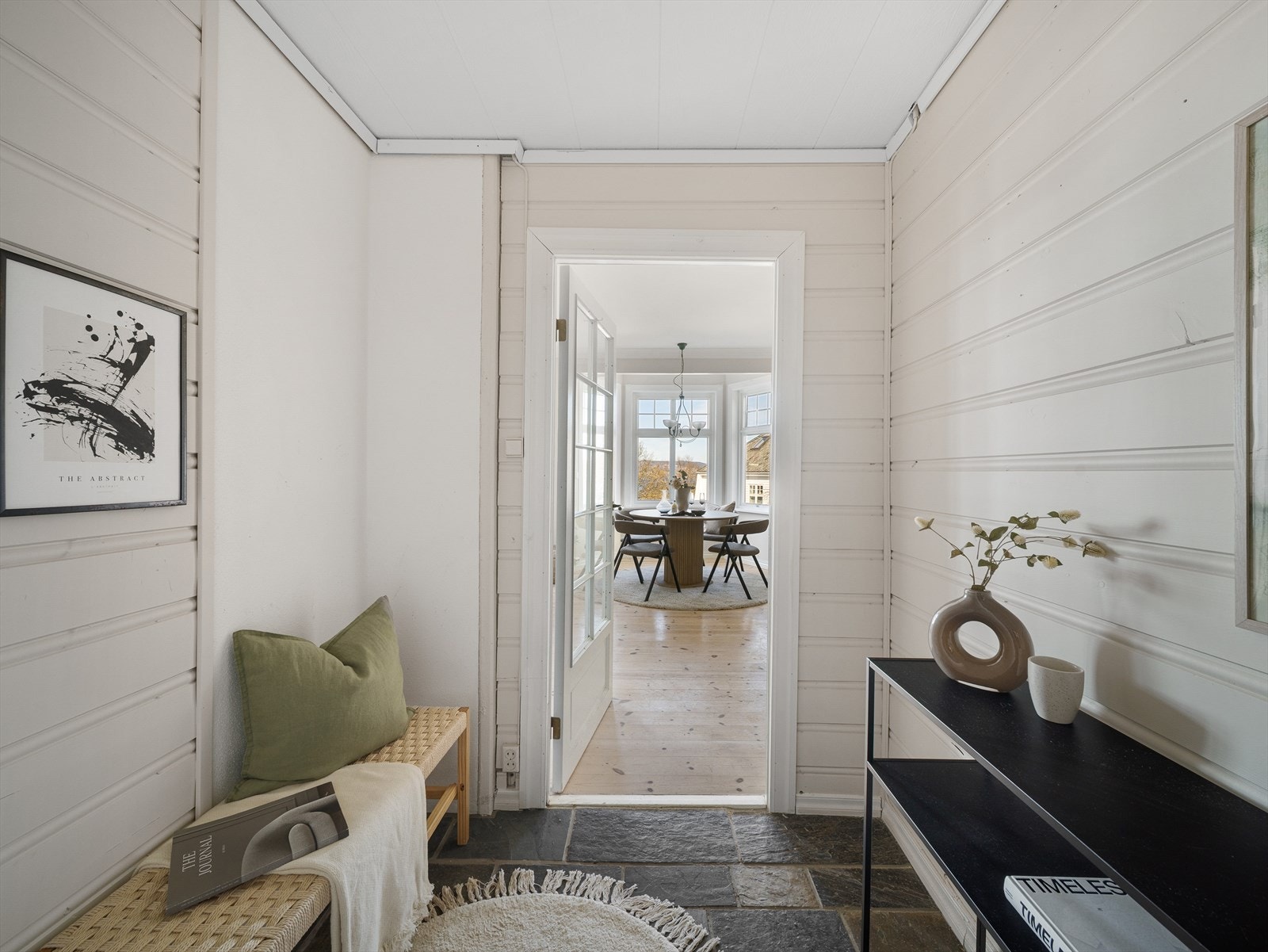 Velkommen inn i en romslig entrè. Galleribilde